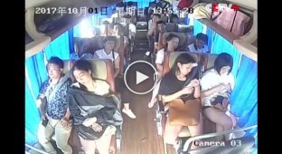 Переворот китайского автобуса в трех ракурсах