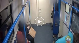Разбил стекло в метро, но не хочет быть виноватым