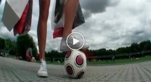 Девочка хорошо играет с мячем