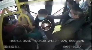 Карманник застрял головой в дверях автобуса, когда попытался сбежать