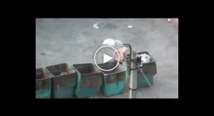 Мужик под бутиратом отжигает возле мусорных баков