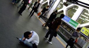 Вечно спящие японцы (20 фото)
