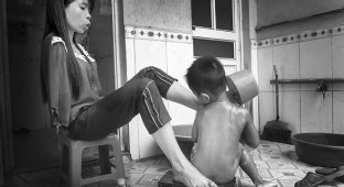 Вьетнамка, родившаяся без рук, живет нормальной жизнью и заботится о племяннике (10 фото)