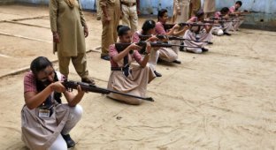 Женщины с оружием в Индии (18 фото)