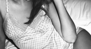 Черно-белая фотосессия Рианны (4 Фото)
