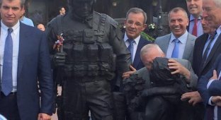 В Крыму французский депутат поцеловался с памятником “вежливым людям”