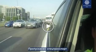 Как в Киеве пропускают полицию со скорой