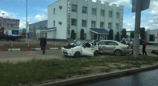 Женщина на Матизе устроила ДТП в Смоленске и сама пострадала (2 фото + 2 видео)