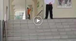 Охранник университета в Мексике жестоко проучил скейтера