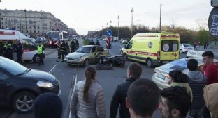 Мотоциклист погиб напротив парка Победы в Петербурге (6 фото + 1 видео)