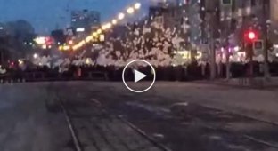 В Кемерово запустили шары в память о жертвах пожара в ТЦ Зимняя вишня