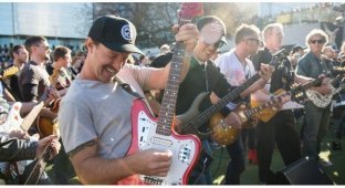 457 музыкантов одновременно сыграли на гитарах хит AC/DC «Highway to Hell» (1 фото + 2 видео)