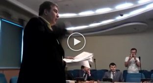 Саакашвили устроил перепалку с главой Госавиаслужбы из-за авиареформы