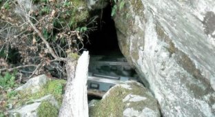Впечатляющий тайник в пещере (8 фото)