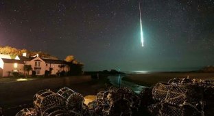 Невероятный момент: редкий метеор освещает ночное небо (5 фото + 1 видео)