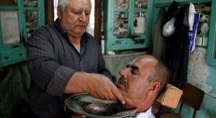 Традиционные мужские парикмахерские со всего мира (11 фото)