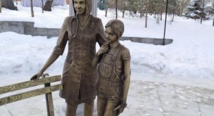 В Хабаровске установили неоднозначную скульптуру (3 фото)