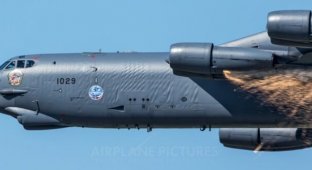 Почему американский "B-52" с "морщинами"? (2 фото)