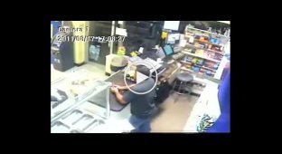 Владелец магазина в Нью-Йорке напугал грабителя с пистолетом мачете