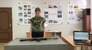 Школьница разбирает АК-74М на скорость