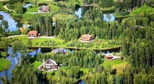 Латвийский миллионер выкупил 3000 га леса и построил «Город Солнца»