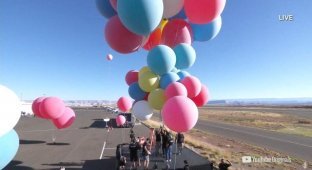 Дэвид Блейн вернулся: великий иллюзионист поднялся на высоту 7300 метров на наполненных гелием шарах (8 фото + видео)