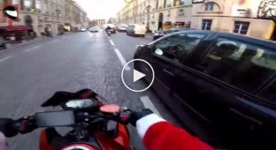 Санта-Клаус на мотоцикле помог задержать женщину, сбившую пешехода