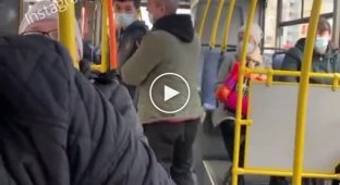 Кондуктор из Казани накинулся на пассажиров из-за того, что у тех не было наличных денег