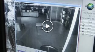 Момент прилета ракеты в супермаркет в Харьков