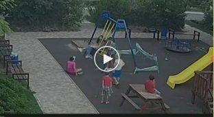 Трагедия на детской площадке. В Одессе мальчик наткнулся на штырь и оказался в реанимации