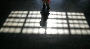 Дети и женщини за решеткой (15 фотографий)