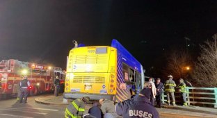 В Нью-Йорке пассажирский автобус вылетел с эстакады и повис на гармошке (4 фото + 2 видео)
