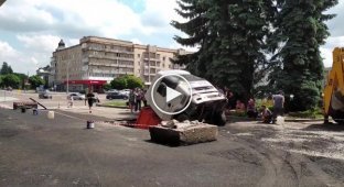 КАМАЗ привез асфальт для ремонта дороги, но ушел под землю