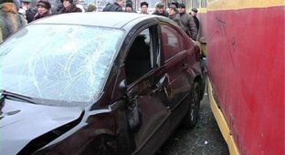 В Киеве под колесами трамвая погиб человек (5 фото) Слабонервным не смотреть.