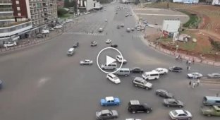 Это обыкновенное дорожное движение в Аддис-Абебе
