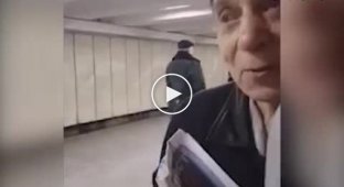 Чтобы заработать почти слепой дедушка продает газеты в метро