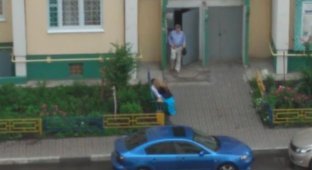 В Воронеже выпускники занялись сексом прямо во дворе многоэтажки (3 фото)