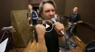 Сергей Шнуров спел песенку про выборы в своей привычной манере (мат)