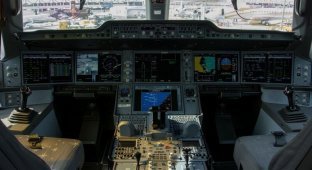 Как подстаканники вызвали остановку двигателей Airbus А350 в воздухе (2 фото)