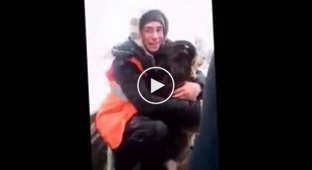 Дорожные рабочие в поселке Усть-Долыссы вытащили из ледяной воды собаку