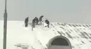 Как дворники-экстремалы убирают снег с крыш в Москве