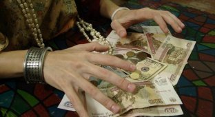Сломал систему: омский сантехник обманул цыганку и украл у неё деньги (4 фото)
