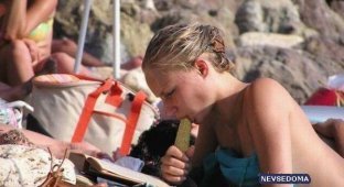  Что читают девушки на пляже (33 фото) 18+
