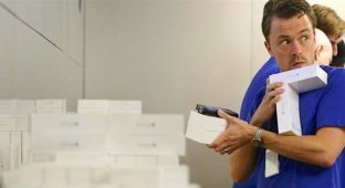 Злоумышленники украли 86 смартфонов из нью-йоркских Apple Store (4 фото)