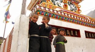 Буддистский монастырь в Непале (26 фото)