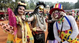 Беззаботные индийцы проводят фестиваль народного творчества (15 фото)