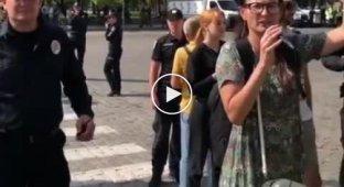 Вам на завод надо! Очень религиозная женщина посетила митинг ЛГБТ на Украине