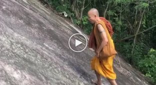 Монах продемонстрировал впечатляющие навыки скалолазания