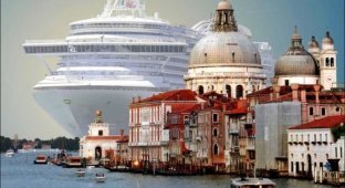 Огромный лайнер на фоне Венеции (6 фото)