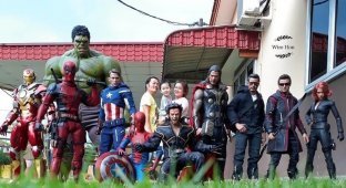 Малайзиец нашёл оригинальный способ фотографироваться с супергероями (16 фото)